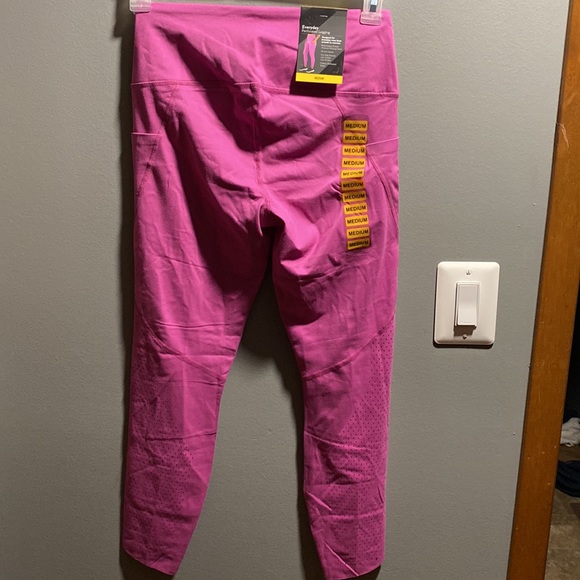 BRAND NEW EVERYDAY PERFORATED LEGGING SIZE MEDIUM! NWT! 25” INSEAM! - Picture 10 of 11